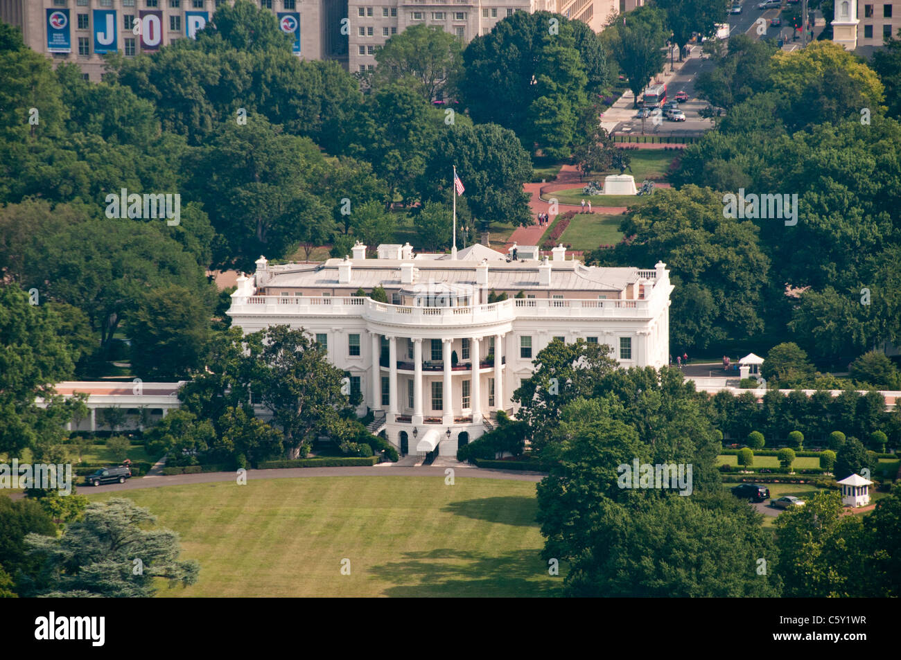 Vista della Casa Bianca dal Monumento di Washington Washington DC // WASHINGTON DC - Vista della Casa Bianca dal livello di osservazione di 500 piedi del Monumento di Washington. La sala panoramica offre una vista diretta verso nord attraverso l'Ellipse fino alla residenza esecutiva al 1600 di Pennsylvania Avenue. La piattaforma di osservazione del Washington Monument offre ai visitatori vedute panoramiche del National Mall e della capitale circostante. Foto Stock