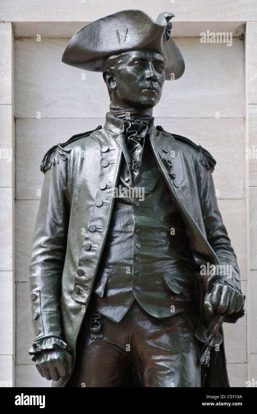 WASHINGTON DC, Stati Uniti: Il John Paul Jones Memorial si trova nel West Potomac Park, adiacente al National Mall. Il memoriale commemora John Paul Jones, il primo eroe di guerra navale americano che prestò servizio durante la guerra di indipendenza americana. Dedicato nel 1912, il memoriale presenta una statua in bronzo di Jones in cima a una base in marmo con rilievi in bronzo raffiguranti scene della sua carriera navale. Foto Stock