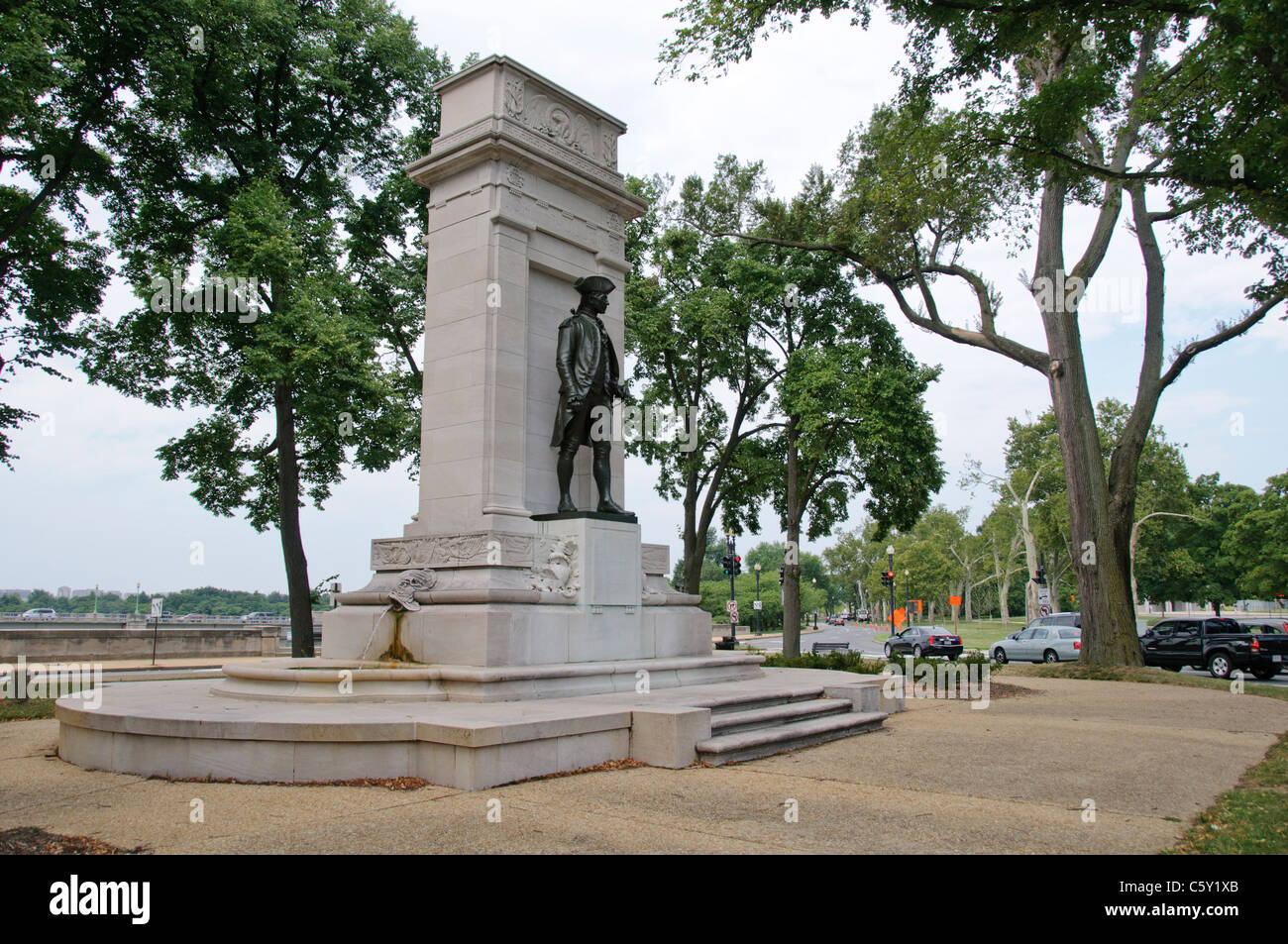 WASHINGTON DC, Stati Uniti: Il John Paul Jones Memorial si trova nel West Potomac Park, adiacente al National Mall. Il memoriale commemora John Paul Jones, il primo eroe di guerra navale americano che prestò servizio durante la guerra di indipendenza americana. Dedicato nel 1912, il memoriale presenta una statua in bronzo di Jones in cima a una base in marmo con rilievi in bronzo raffiguranti scene della sua carriera navale. Foto Stock