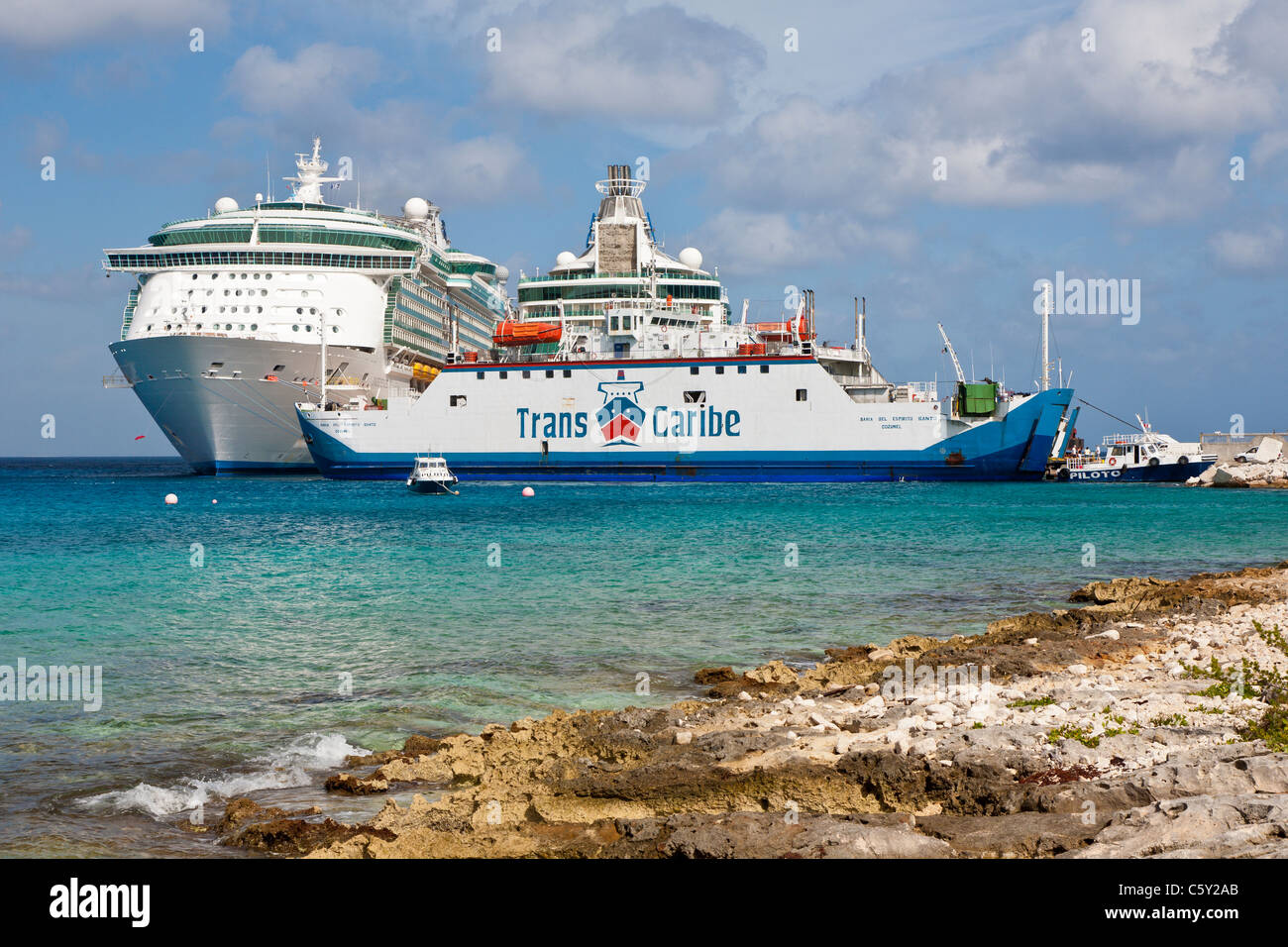 Transcaribe car ferry boat ancorata di fronte a navi da crociera al porto di Cozumel, Messico nel Mar dei Caraibi Foto Stock
