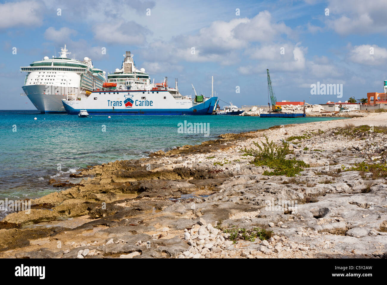 Transcaribe car ferry boat ancorata di fronte a navi da crociera al porto di Cozumel, Messico nel Mar dei Caraibi Foto Stock