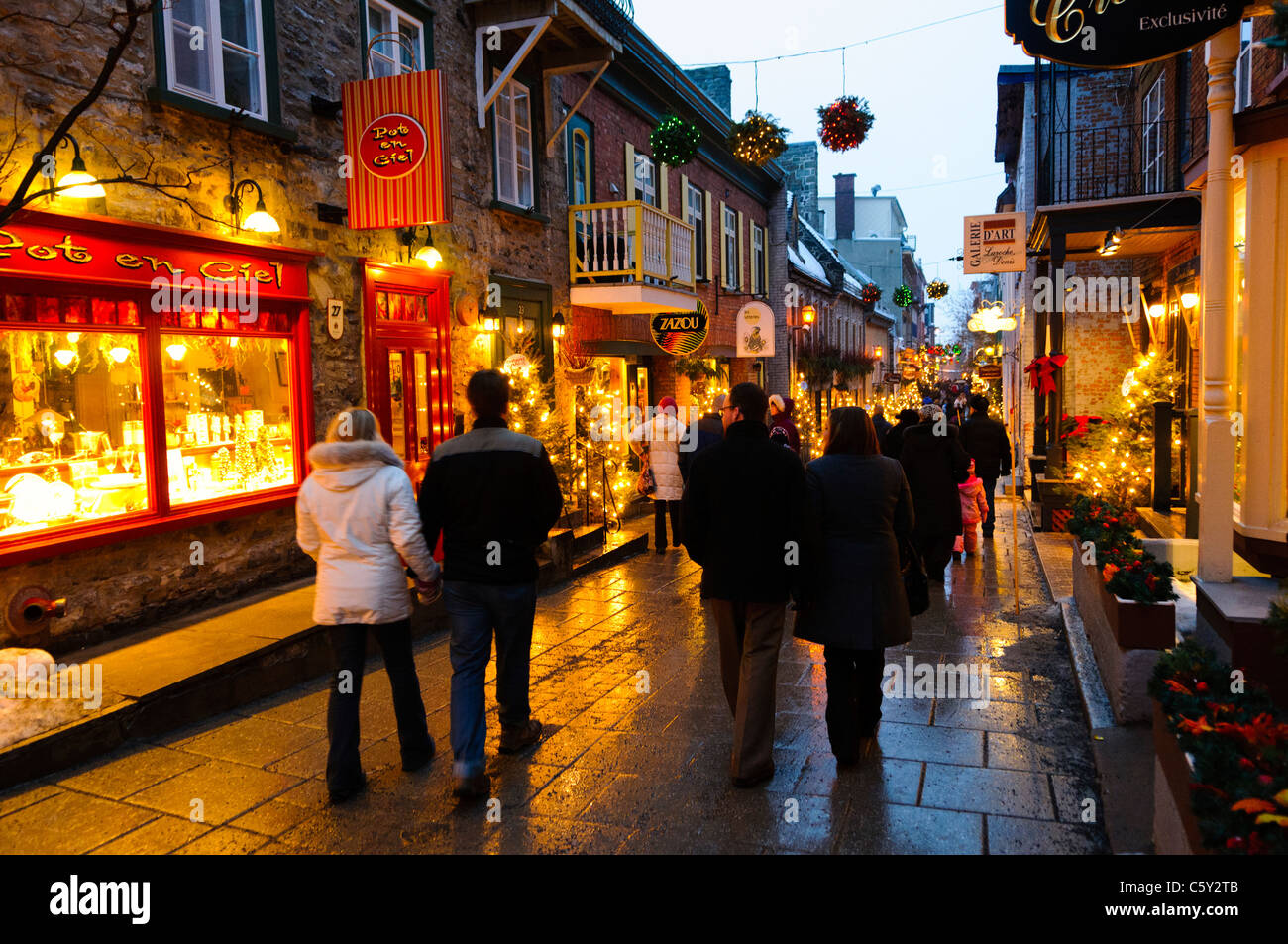 La città di Quebec, Canada - la pittoresca vecchia strada dello shopping di Rue du Petit-Champlain in Quebec Città Vecchia, decorato per il natale e prese a notte. Foto Stock