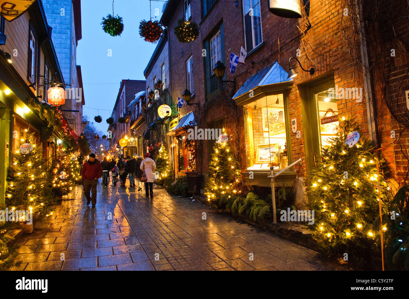 La città di Quebec, Canada - la pittoresca vecchia strada dello shopping di Rue du Petit-Champlain in Quebec Città Vecchia, decorato per il natale e prese a notte. Foto Stock