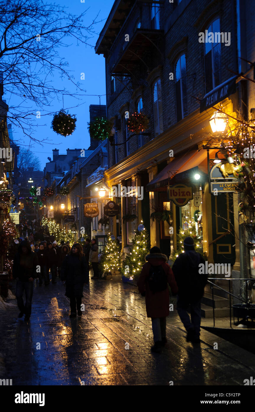 Rue du Petit-Champlain Christmas Decorations Night Quebec City // la pittoresca e antica via dello shopping di Rue du Petit-Champlain nella città vecchia di Quebec City, decorata per Natale e presa di notte. Foto Stock