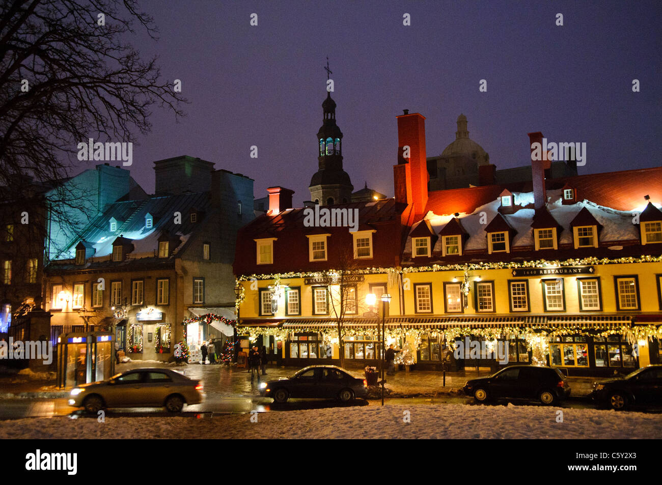 Auberge Du Tresor Restaurant 1640 Rue Du Tresor Old Quebec Winter Night Quebec City Canada // QUEBEC CITY, Canada - lo storico Auberge du Trésor and Restaurant 1640 illuminano una nevosa serata invernale in Rue du Trésor nel centro storico di Quebec. Questi edifici storici, parte del quartiere patrimonio dell'umanità dell'UNESCO di Quebec City, risalgono al periodo coloniale francese. Situati vicino a Château Frontenac, questi stabilimenti conservano il carattere storico di una delle città più antiche del Nord America. Foto Stock