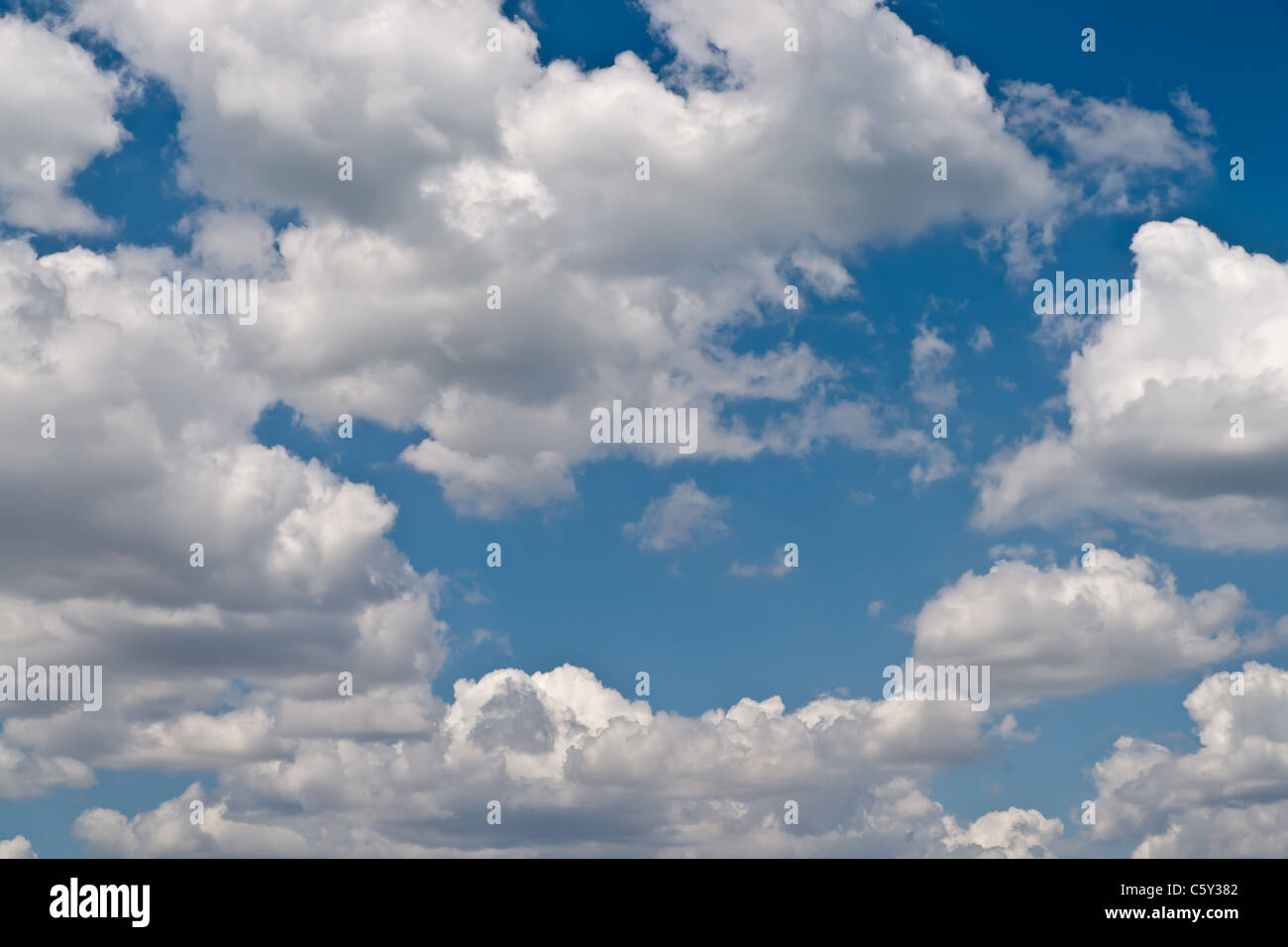 Cielo blu e nuvole in una giornata di sole in Sud America Foto Stock