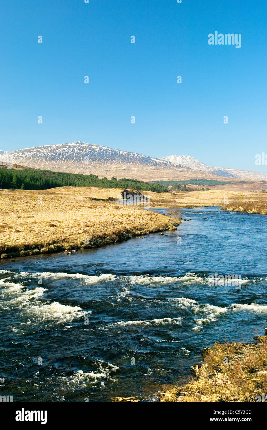 Il fiume scorre Orchy S. Da Loch Tulla a Bridge of Orchy sul West Highland Way a lunga distanza sentiero. Grampians. La Scozia, Regno Unito Foto Stock