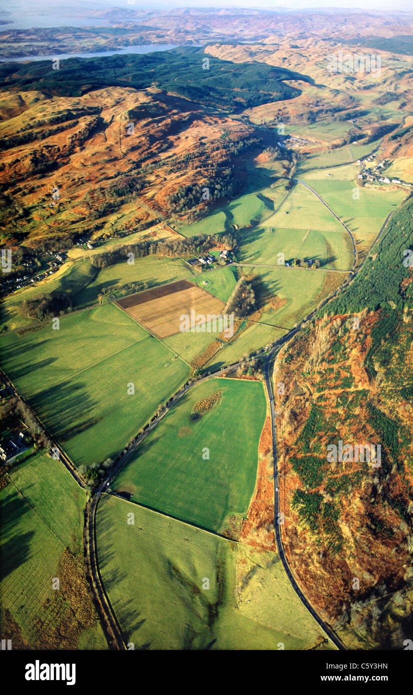 Vista aerea nord sopra Kilmartin Valley, vicino Crinan, Argyll, Scozia, che mostra molte importanti reperti preistorici siti archeologici Foto Stock
