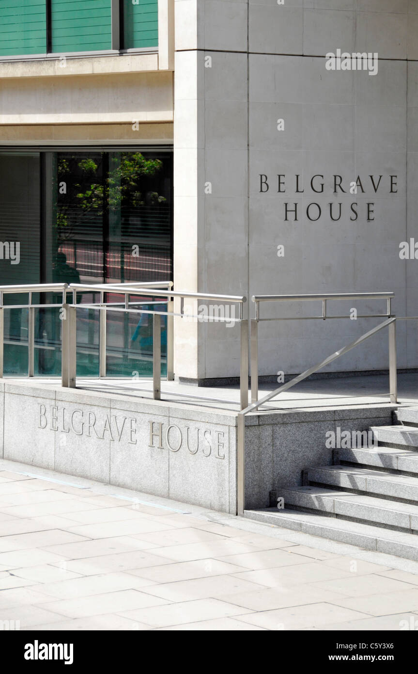 Belgrave House una volta Google ufficio di Londra e passaggi di entrata Victoria Londra Inghilterra REGNO UNITO Foto Stock