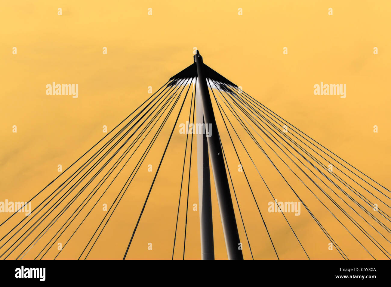 Abstract architettura cluster di sospensione ponte i cavi a filo manipolato colore di sfondo rivolto verso l'alto in una forma triangolare Inghilterra REGNO UNITO Foto Stock