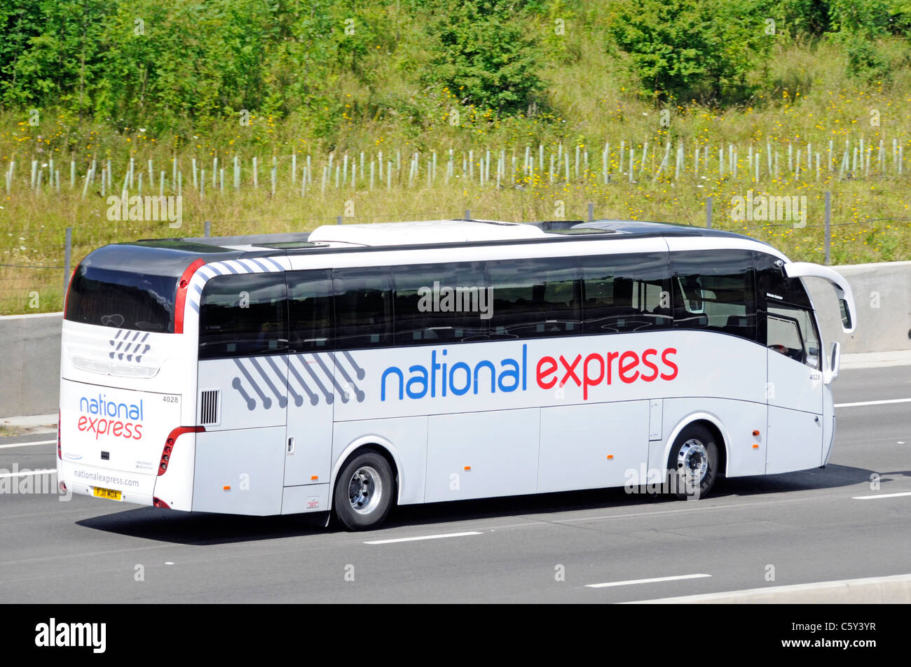 Autobus National Express vista laterale e posteriore guida sull'autostrada M25 Essex Inghilterra UK Foto Stock