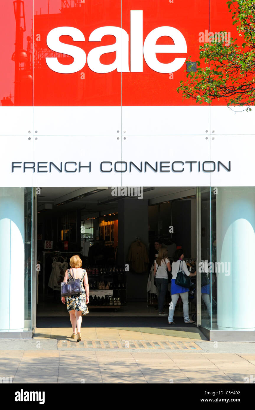 Grande segno di vendita al di sopra di ingresso al French Connection store in Oxford Street Londra Foto Stock