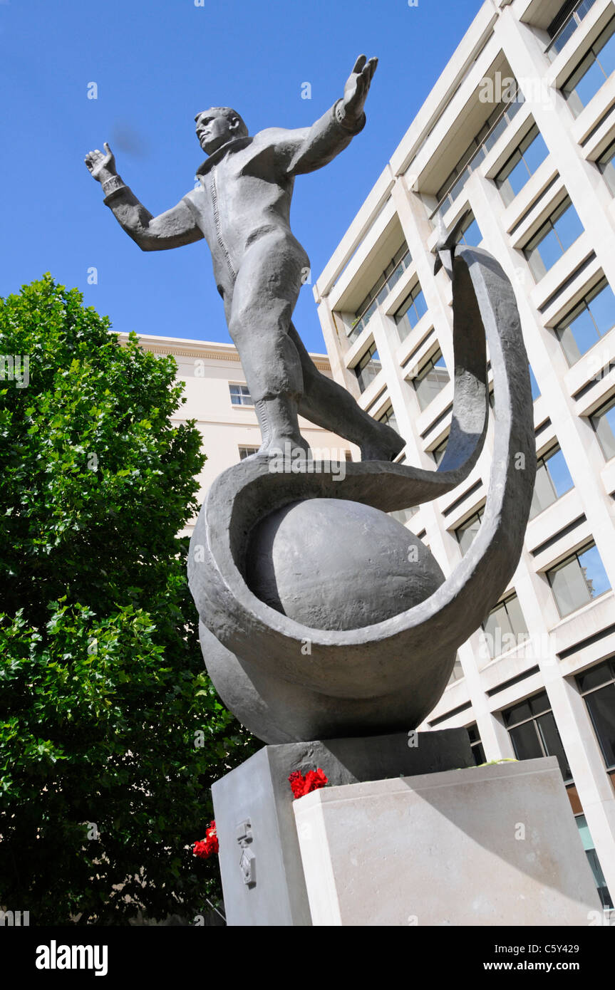 Statua di zinco regalo da Roscosmos di eroe russo cosmonauta Yuri Gagarin primi voli spaziali con equipaggio viaggio storico in uno spazio esterno Londra Inghilterra REGNO UNITO Foto Stock
