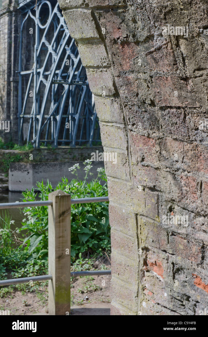 Arco, parte del ponte in ferro, Ironbridge, Shropshire, Inghilterra, Regno Unito Foto Stock