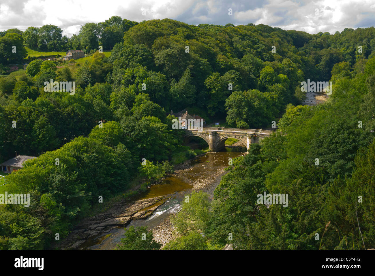 Il Grado 2 elencati verde ponte sopra il fiume Swale in Richmond North Yorkshire Regno Unito Foto Stock