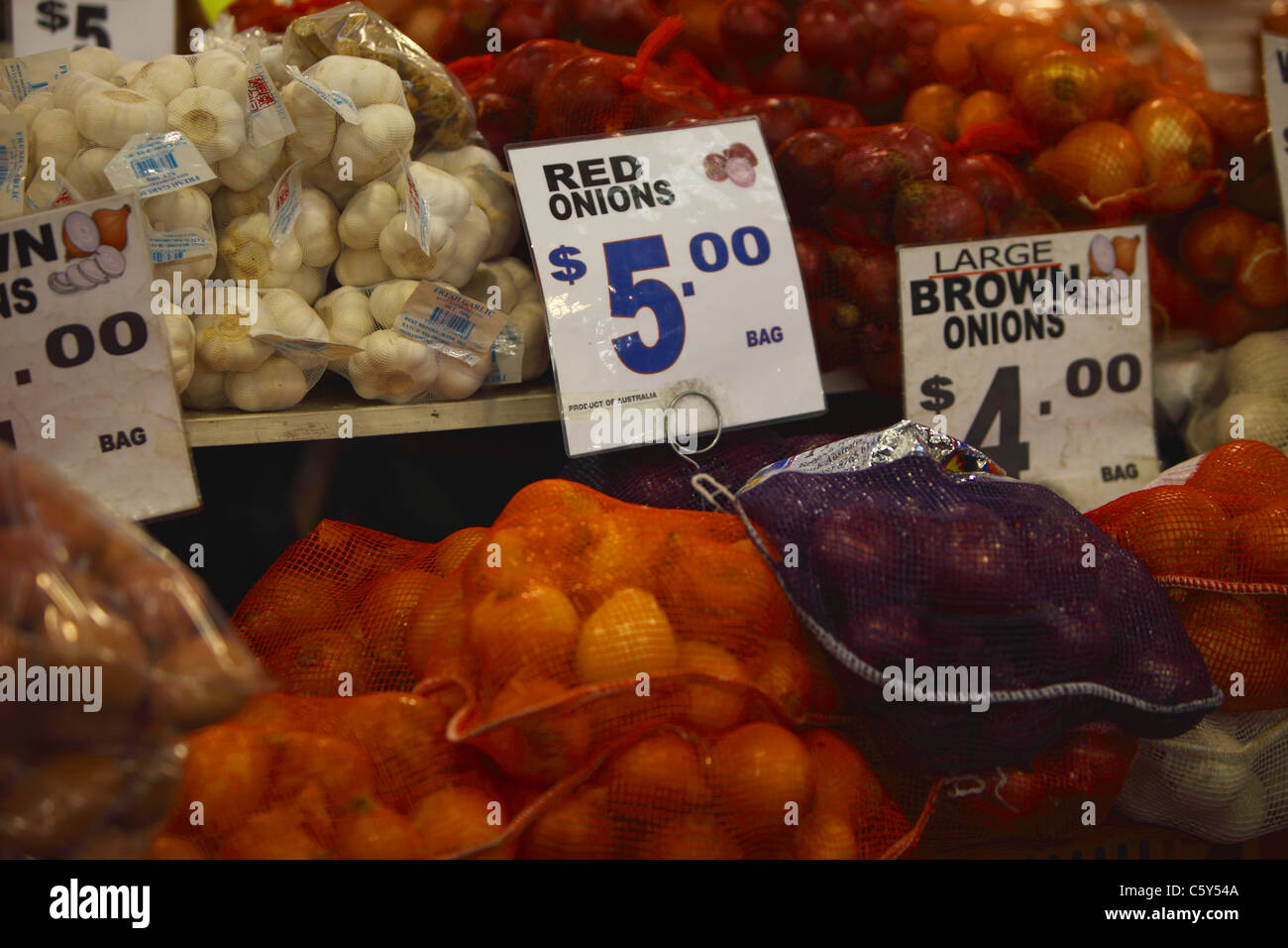 Frutta e verdura fresca sul display a Paddy's Mercato in Sydney Australia Foto Stock