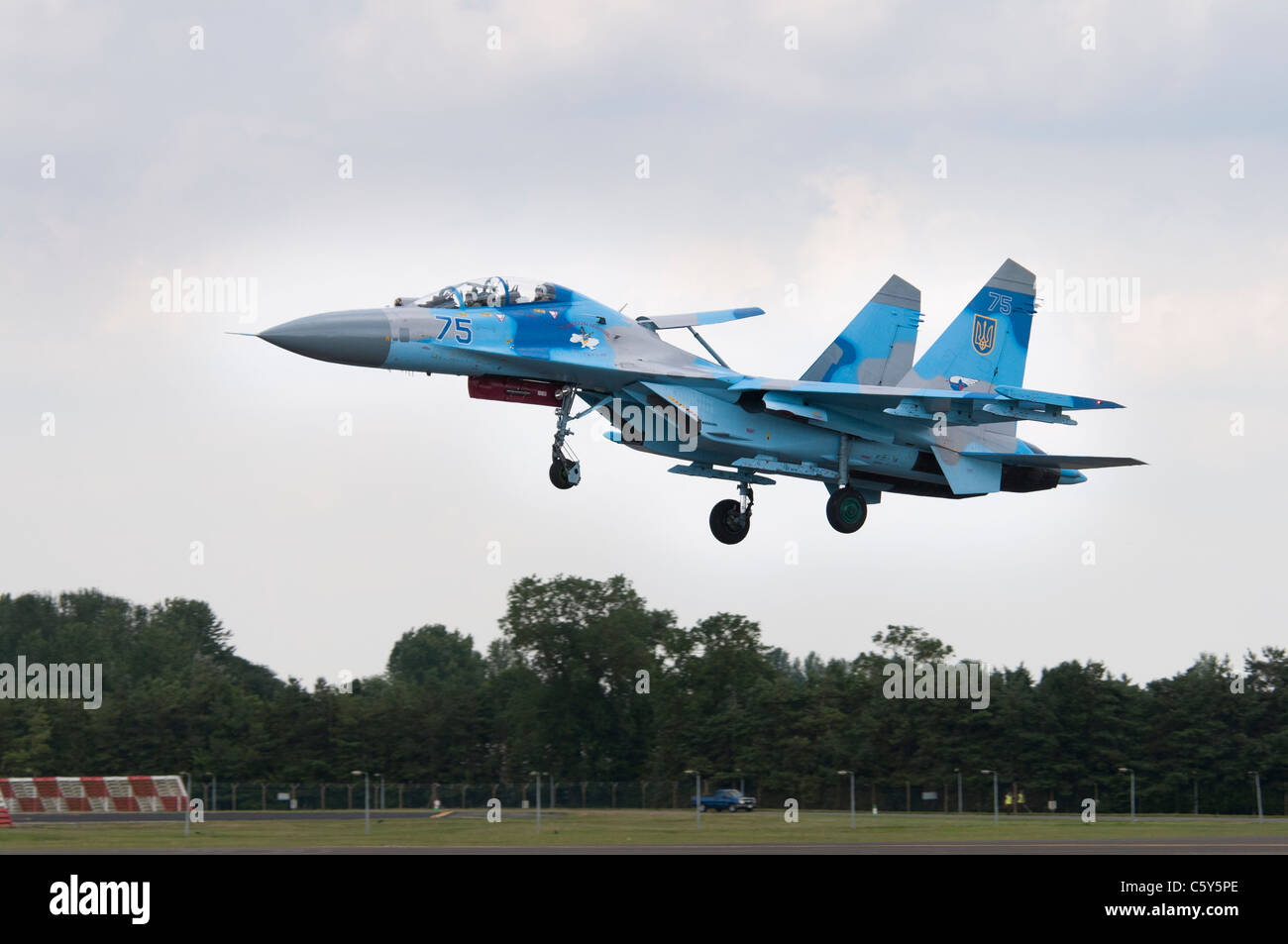 Ukrainian Air Force Sukhoi Su-27UB superiorità aerea fighter dal 831st Fighter reggimento aviazione sull approccio finale Foto Stock