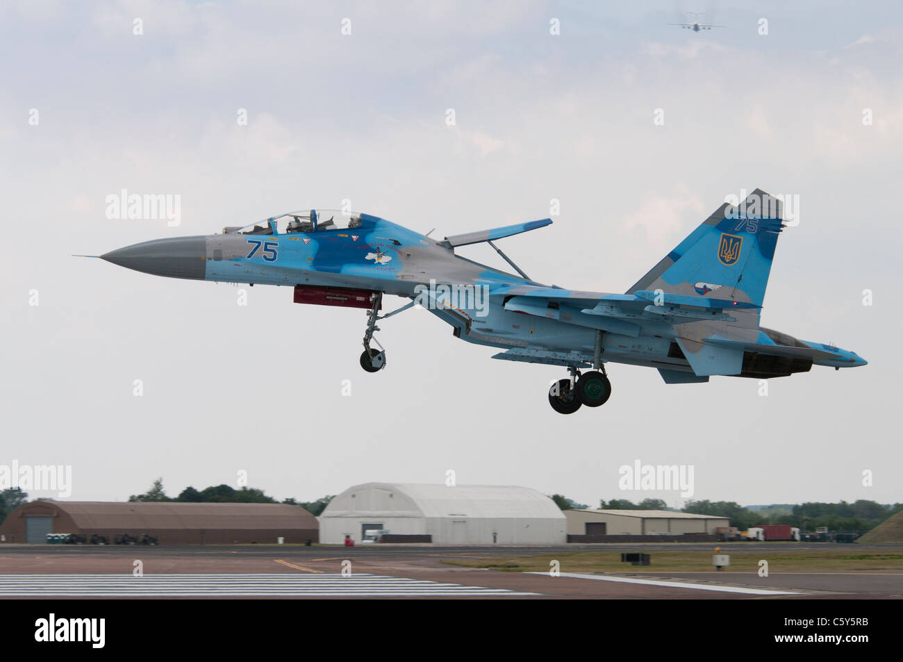 Ukrainian Air Force Sukhoi Su-27UB superiorità aerea fighter dal 831st Fighter reggimento aereo atterra a RAF Fairford Foto Stock
