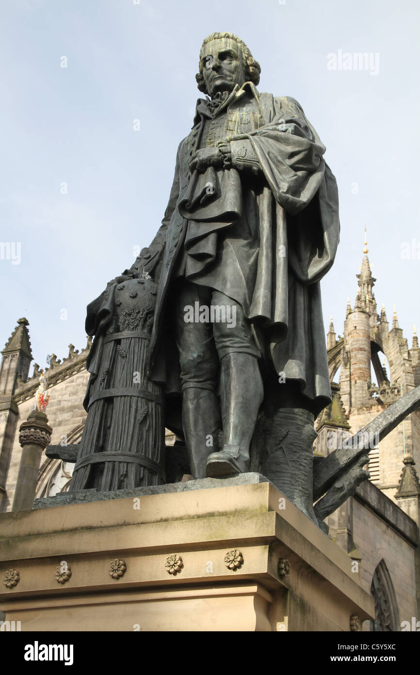 Statua di Adam Smith sul Royal Mile di Edimburgo, Scozia Foto Stock