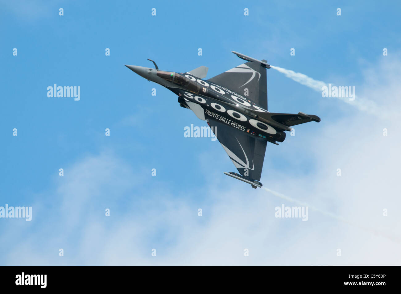 Francese Air Force militare jet da combattimento Dassault Rafale C dipinto nella sua suggestiva Trente Mille Heures schema visualizza al RIAT Foto Stock