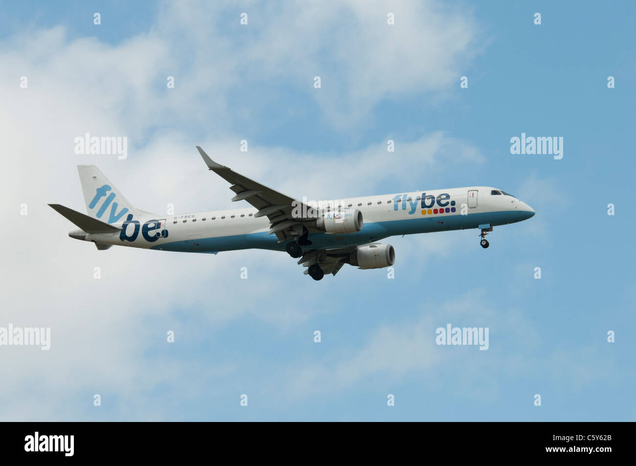 Embraer 195 twinjet G-FBEG dal British linea aerea commerciale FlyBe fa un fly pass al 2011 International Air Tattoo Foto Stock