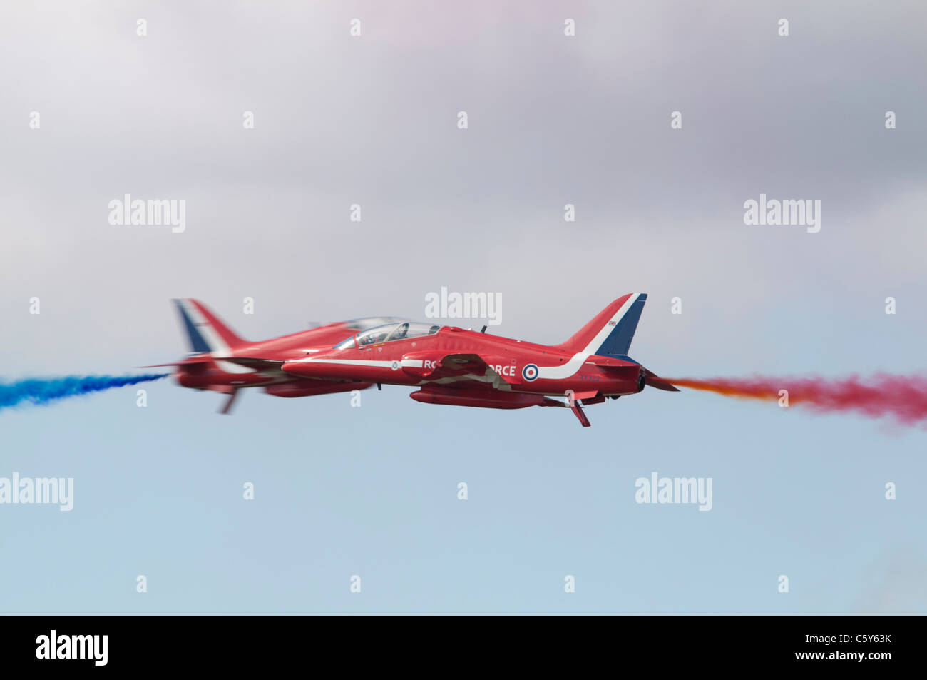 Due britannici Hawk T1 jet militari della RAF frecce rosse aerobatic team di visualizzazione eseguire la loro pericolosa testa a testa croce sopra Foto Stock