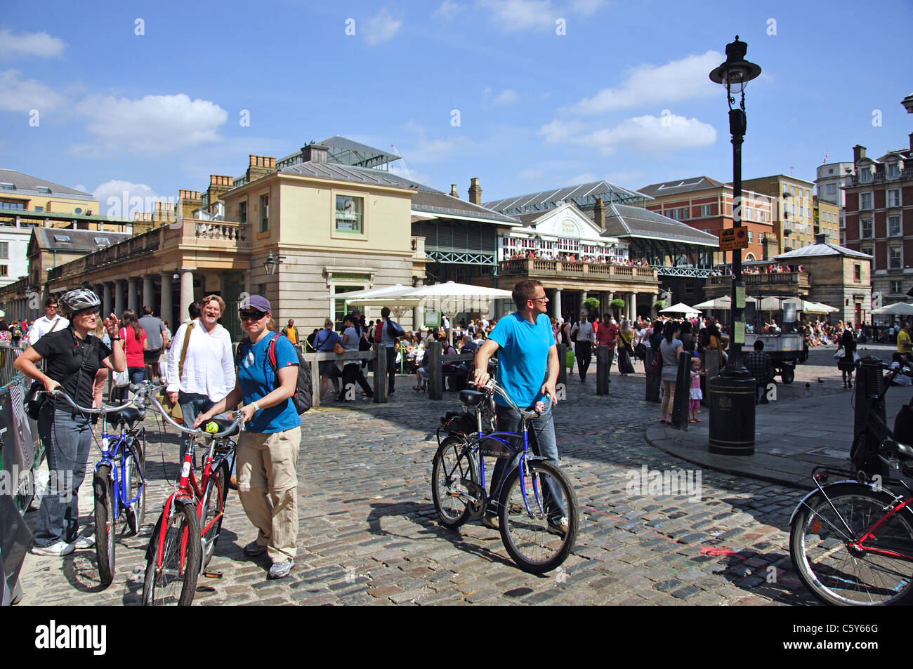 I ciclisti in piazza centrale, Covent Garden, West End, la City of Westminster, London, Greater London, England, Regno Unito Foto Stock