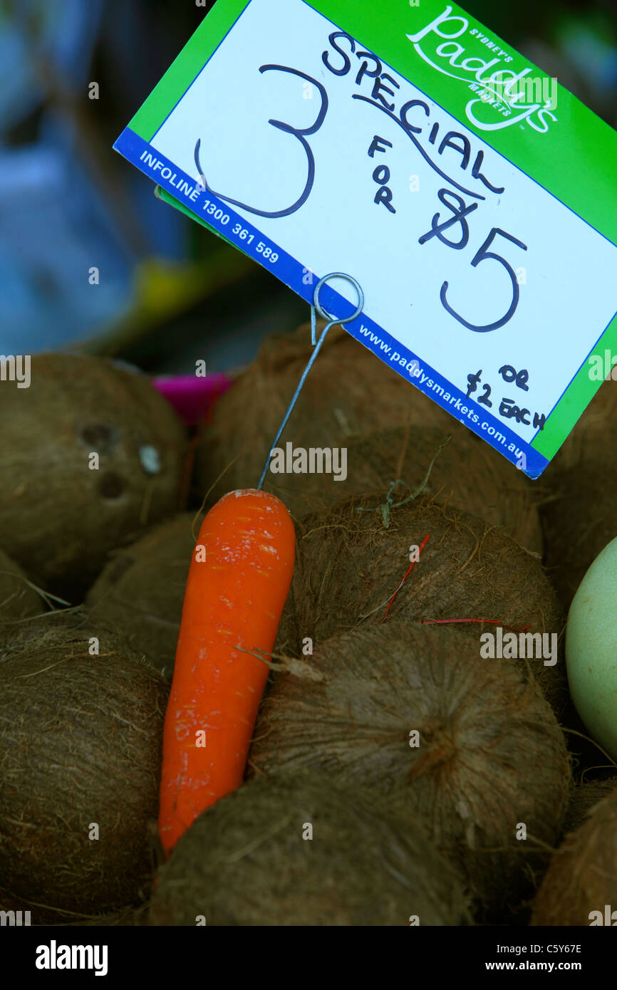 Frutta e verdura fresca sul display a Paddy's Mercato in Sydney Australia Foto Stock