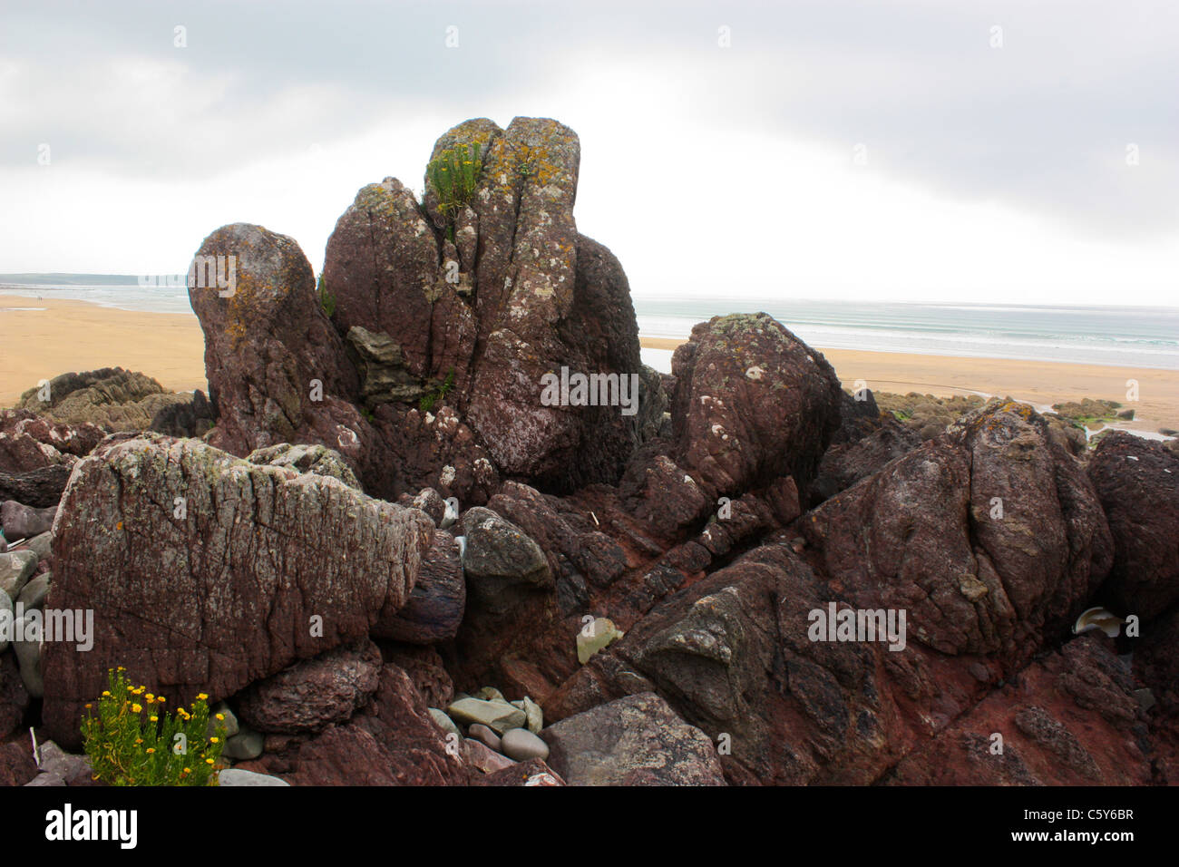 Formazione di roccia a Freshwater West Beach in Pembrokeshire, Galles Foto Stock