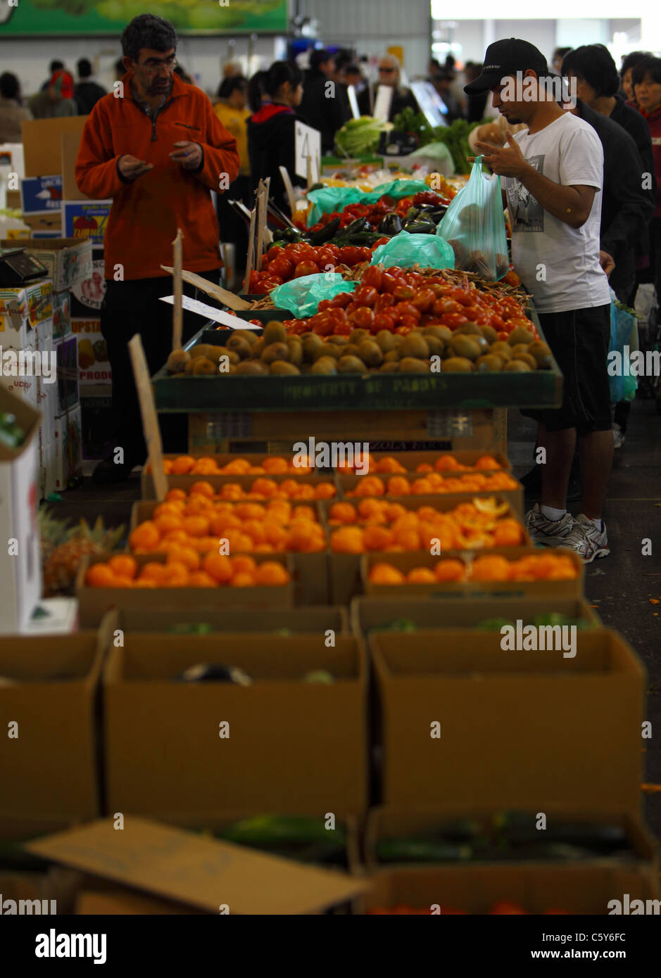 Frutta e verdura mercato gli operatori a Paddy's Mercato in Sydney Australia Foto Stock