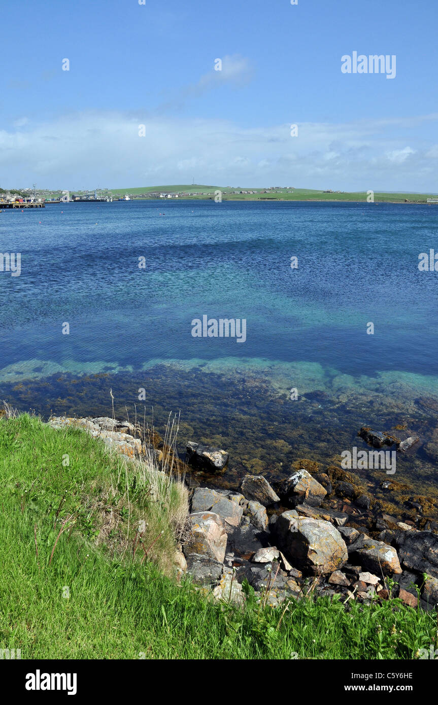 Costa vicino alla città di Stromness sulla terraferma e Isole Orcadi, Scozia. Foto Stock