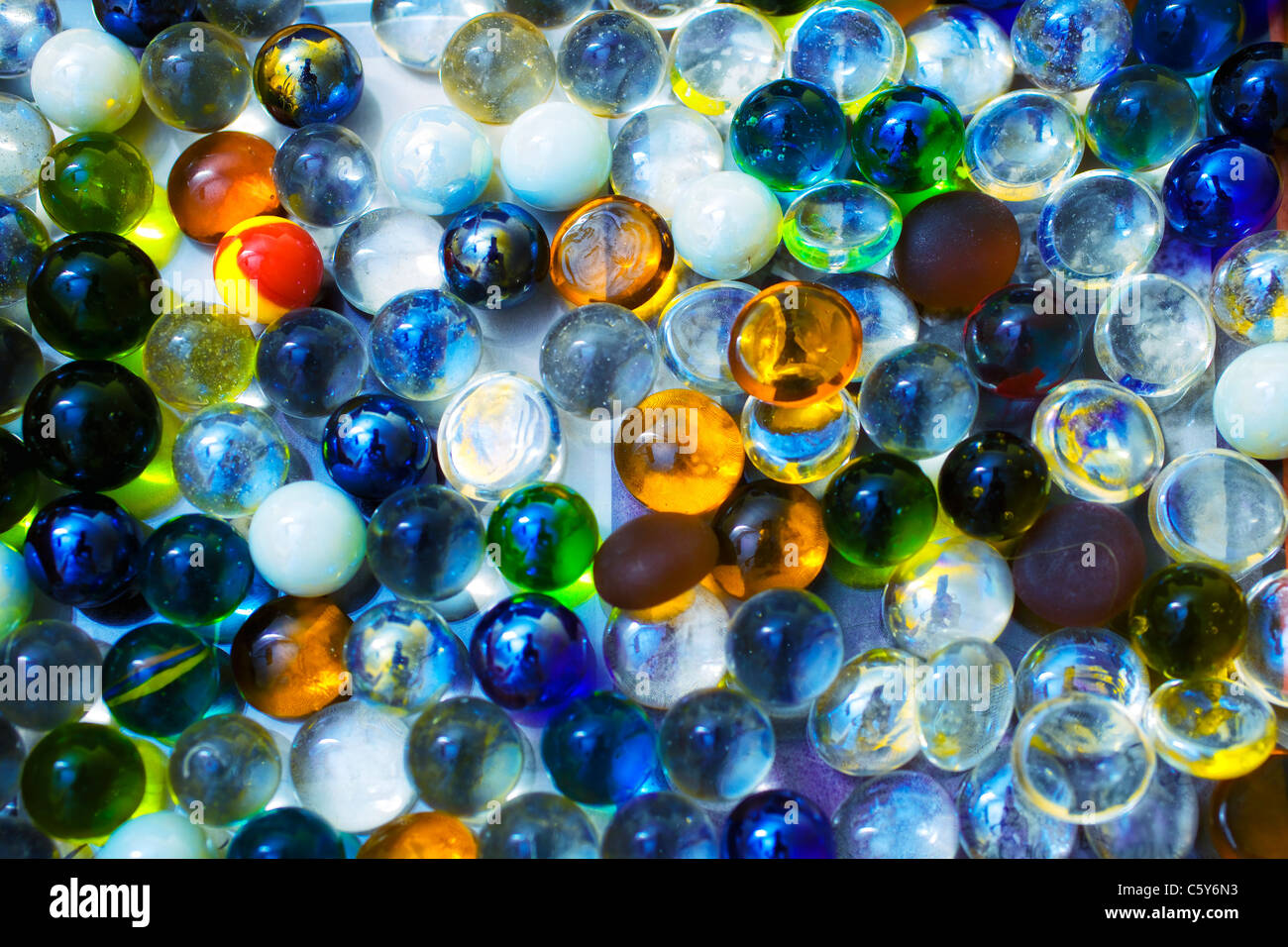 Con uno sfondo colorato trasparente perline di vetro closeup Foto Stock