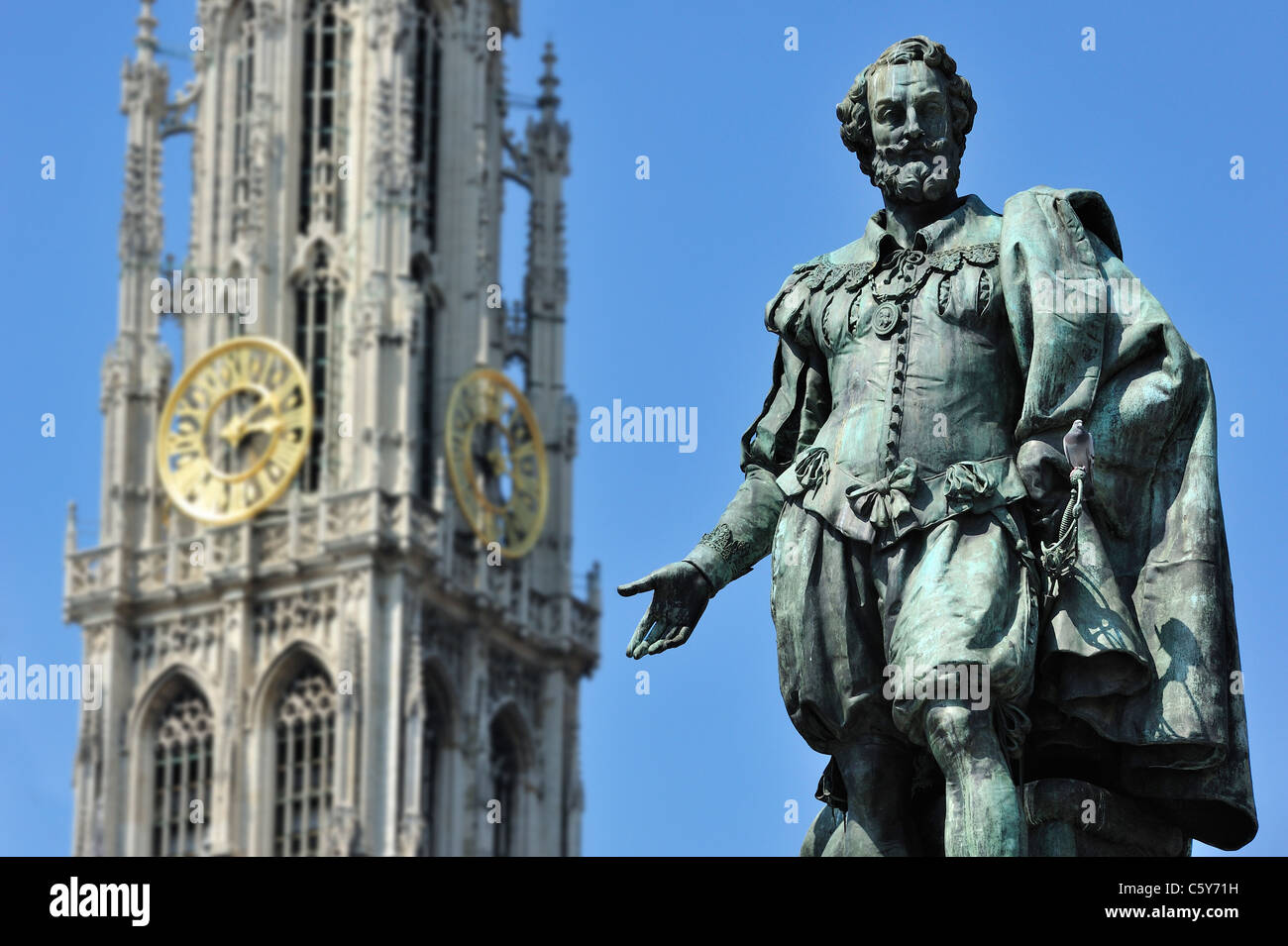 Statua del Barocco fiammingo pittore Peter Paul Rubens davanti alla Cattedrale di Nostra Signora nella città di Anversa, Belgio Foto Stock