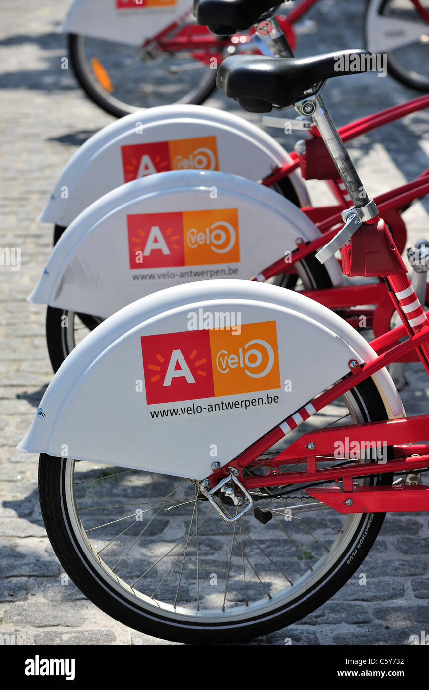 Parcheggio biciclette rosso in una delle stazioni di velo a città di Anversa, Belgio Foto Stock