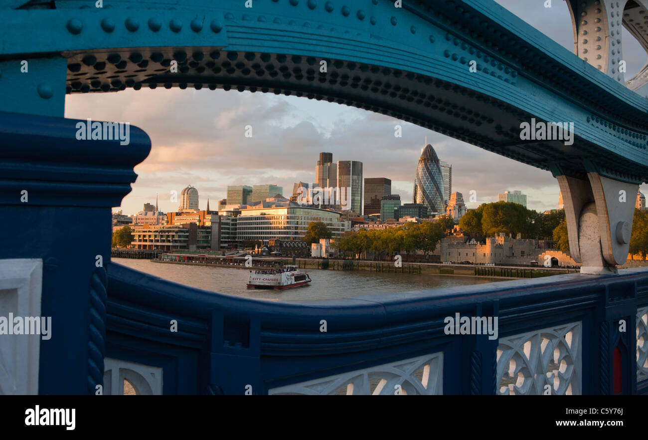 Vista del quartiere finanziario di Londra, vista dal ponte di Londra, Regno Unito. Foto Stock