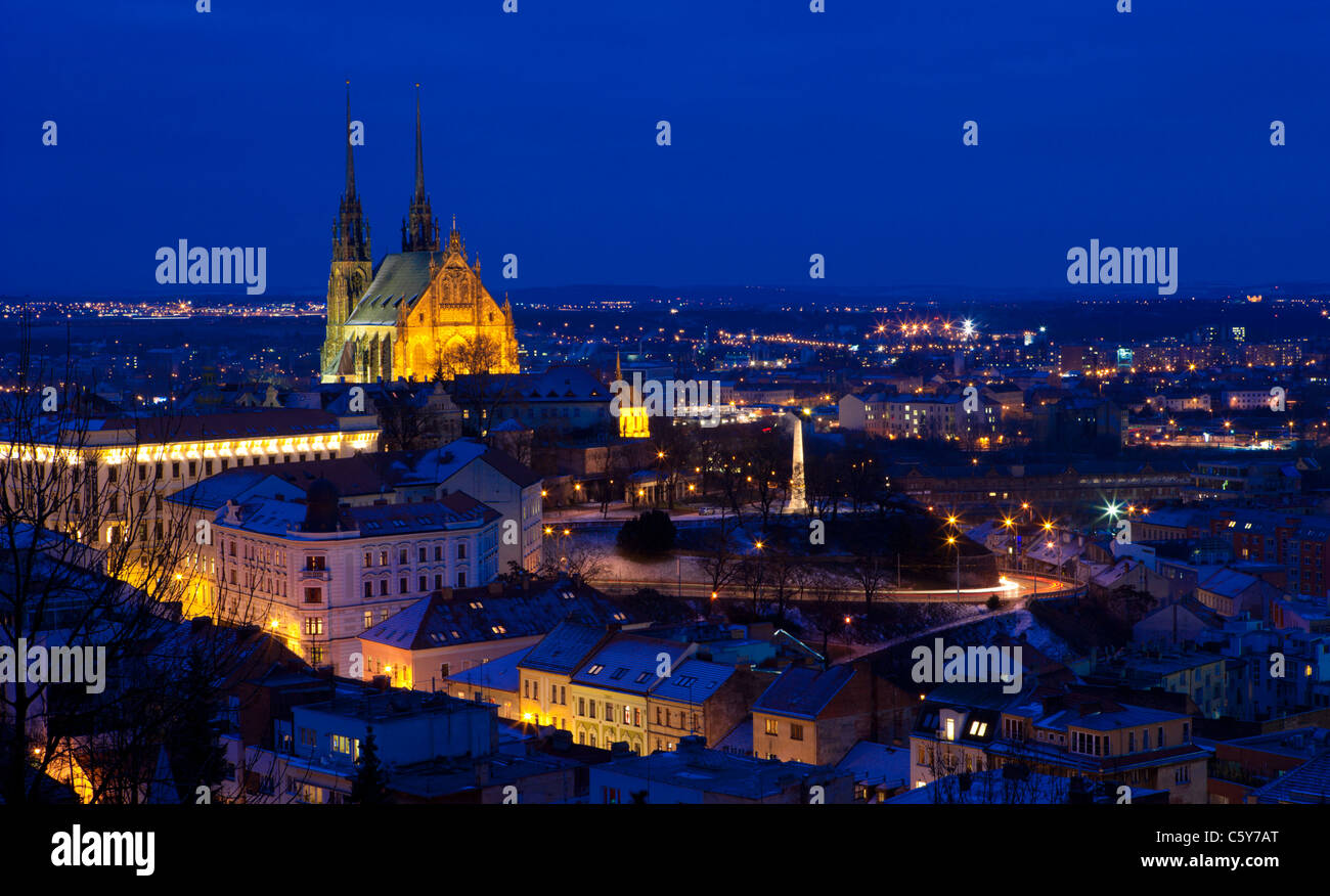 San Pietro e Paolo nella Cattedrale di Brno al crepuscolo in Moravia del Sud, Repubblica Ceca. Foto Stock