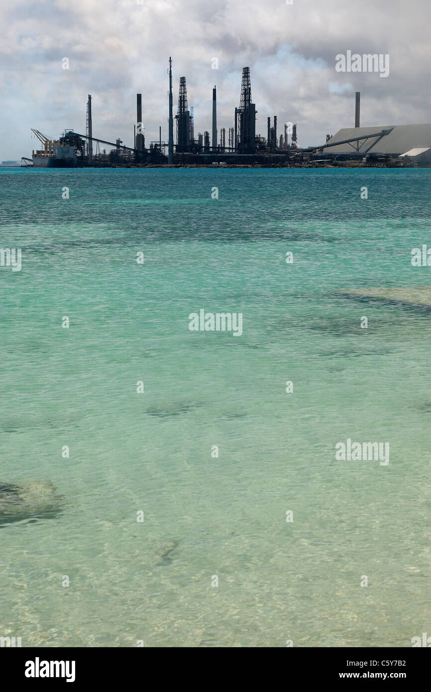 Valero raffineria di petrolio, Aruba, con incontaminato Mare dei Caraibi in primo piano. Foto Stock