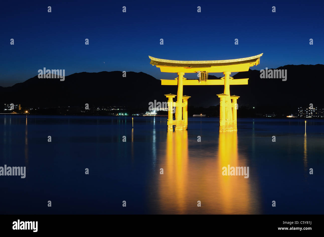 L'isola di Miyajima, la famosa Otori Floating Gate nella Prefettura di Hiroshima, Giappone. Foto Stock
