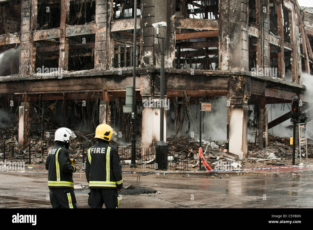 Tottenham tumulti, Londra. danneggiare la mattina dopo i tumulti di Londra. Il 2011 Inghilterra disordini si è verificato tra il 6 e il 11 agosto 2011, quando migliaia di persone rioted in diversi quartieri di Londra e in città e paesi in tutta l'inghilterra. Il conseguente caos generato saccheggi e incendi dolosi, e la distribuzione di massa della polizia e ha provocato la morte di cinque persone. proteste iniziano a tottenham, Londra, in seguito alla morte di mark duggan a livello locale un uomo che è stato ucciso dalla polizia il 4 agosto.[12] più violenti scontri con la polizia ne seguì, insieme con la distruzione dei veicoli della polizia, un autobus a due piani e molte Foto Stock