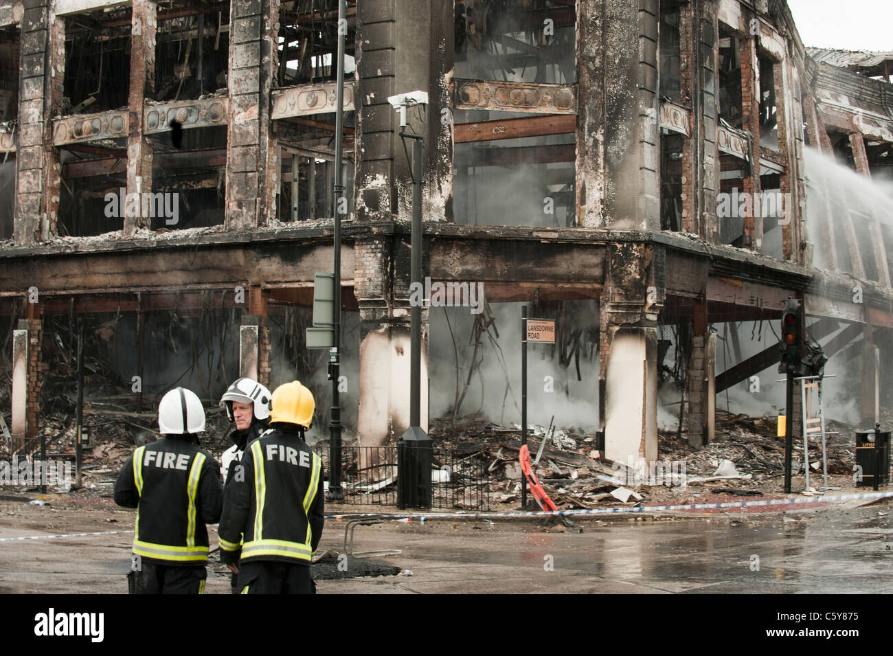 Tottenham tumulti, Londra. danneggiare la mattina dopo i tumulti di Londra. Il 2011 Inghilterra disordini si è verificato tra il 6 e il 11 agosto 2011, quando migliaia di persone rioted in diversi quartieri di Londra e in città e paesi in tutta l'inghilterra. Il conseguente caos generato saccheggi e incendi dolosi, e la distribuzione di massa della polizia e ha provocato la morte di cinque persone. proteste iniziano a tottenham, Londra, in seguito alla morte di mark duggan a livello locale un uomo che è stato ucciso dalla polizia il 4 agosto.[12] più violenti scontri con la polizia ne seguì, insieme con la distruzione dei veicoli della polizia, un autobus a due piani e molte Foto Stock