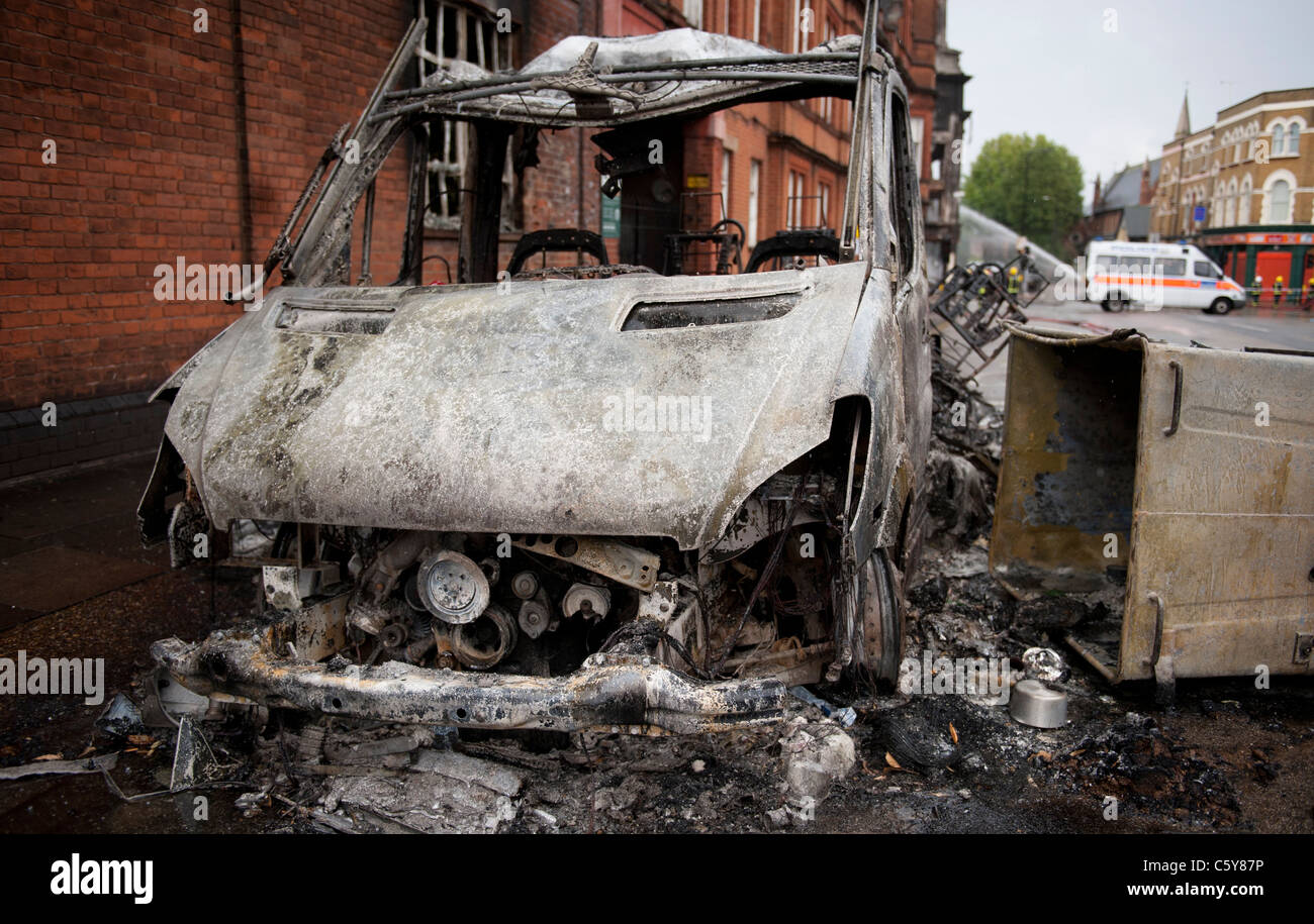 Tottenham tumulti, Londra. danneggiare la mattina dopo i tumulti di Londra. Il 2011 Inghilterra disordini si è verificato tra il 6 e il 11 agosto 2011, quando migliaia di persone rioted in diversi quartieri di Londra e in città e paesi in tutta l'inghilterra. Il conseguente caos generato saccheggi e incendi dolosi, e la distribuzione di massa della polizia e ha provocato la morte di cinque persone. proteste iniziano a tottenham, Londra, in seguito alla morte di mark duggan a livello locale un uomo che è stato ucciso dalla polizia il 4 agosto.[12] più violenti scontri con la polizia ne seguì, insieme con la distruzione dei veicoli della polizia, un autobus a due piani e molte Foto Stock