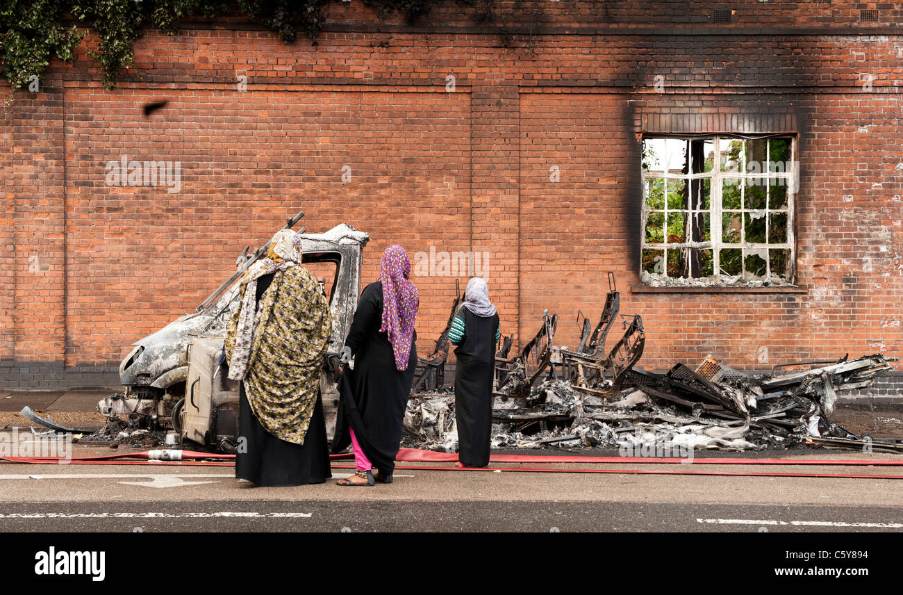 Tottenham tumulti, Londra. danneggiare la mattina dopo i tumulti di Londra. Il 2011 Inghilterra disordini si è verificato tra il 6 e il 11 agosto 2011, quando migliaia di persone rioted in diversi quartieri di Londra e in città e paesi in tutta l'inghilterra. Il conseguente caos generato saccheggi e incendi dolosi, e la distribuzione di massa della polizia e ha provocato la morte di cinque persone. proteste iniziano a tottenham, Londra, in seguito alla morte di mark duggan a livello locale un uomo che è stato ucciso dalla polizia il 4 agosto.[12] più violenti scontri con la polizia ne seguì, insieme con la distruzione dei veicoli della polizia, un autobus a due piani e molte Foto Stock
