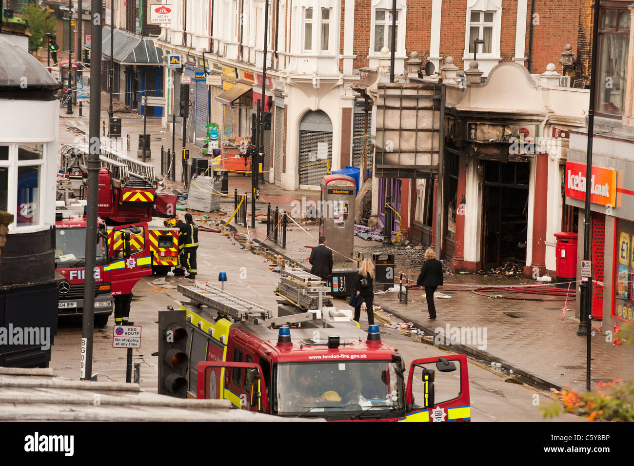 Tumulti di Tottenham, Londra. Danni la mattina dopo la rivolta di Londra. I disordini in Inghilterra del 2011 si verificarono tra il 6 e l'11 agosto 2011, quando migliaia di persone si rivoltarono in diversi quartieri londinesi e in città e città in tutta l'Inghilterra. Il caos risultante generò saccheggi, incendi dolosi e dispiegamenti di massa della polizia e causò la morte di cinque persone. Le proteste sono iniziate a Tottenham, Londra, dopo la morte di Mark Duggan, un uomo locale che è stato ucciso dalla polizia il 4 agosto. [1] seguirono diversi scontri violenti con la polizia, insieme alla distruzione di veicoli della polizia, un autobus a due piani e molti altri Foto Stock
