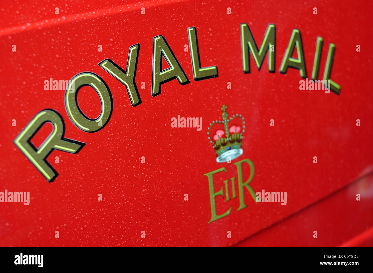 Royal Mail logo sul lato di un tradizionale rosso Royal Mail van Foto Stock