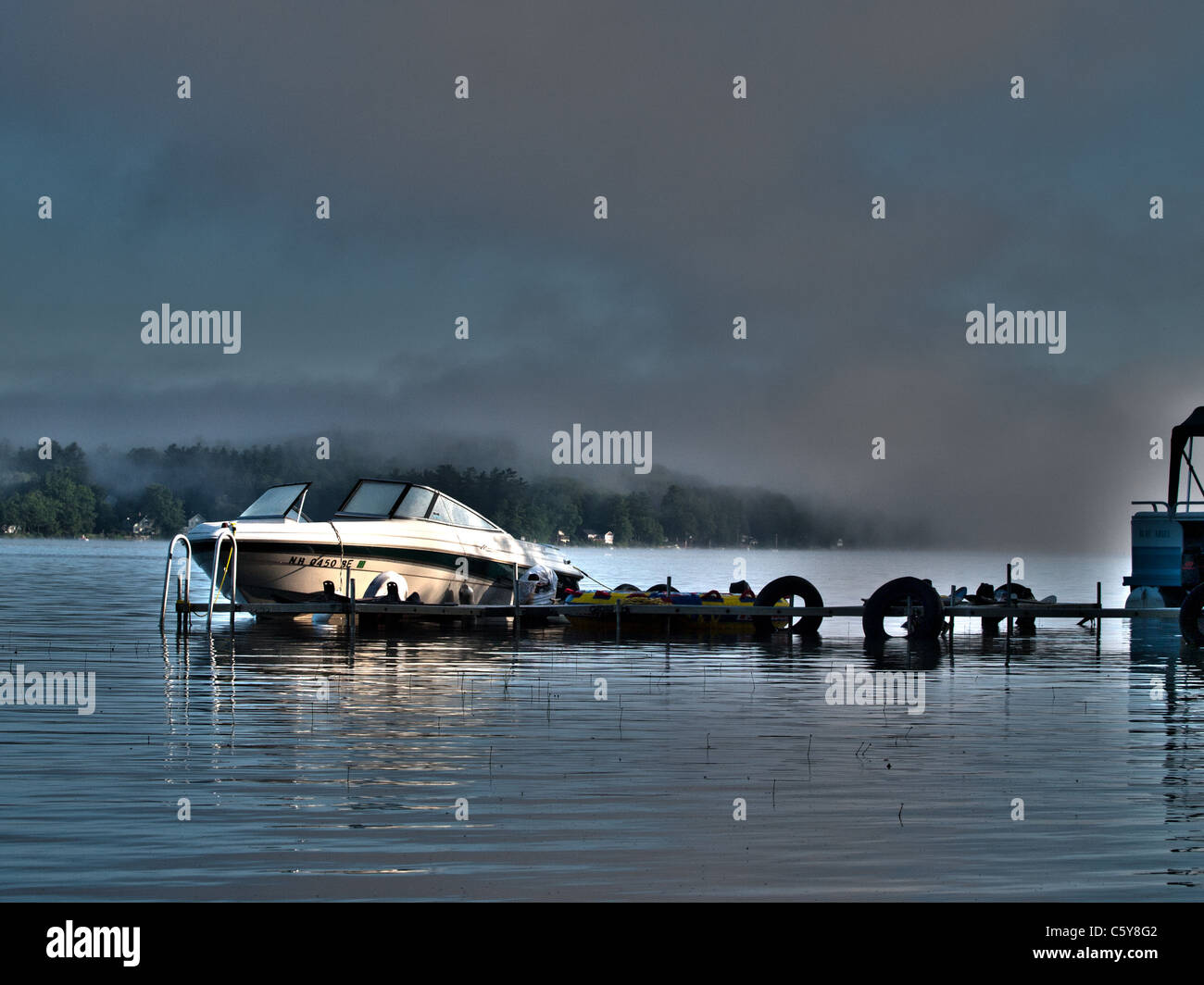 Fotocamere digitali Olympus Water Ski boat su New Hampshire lago Foto Stock