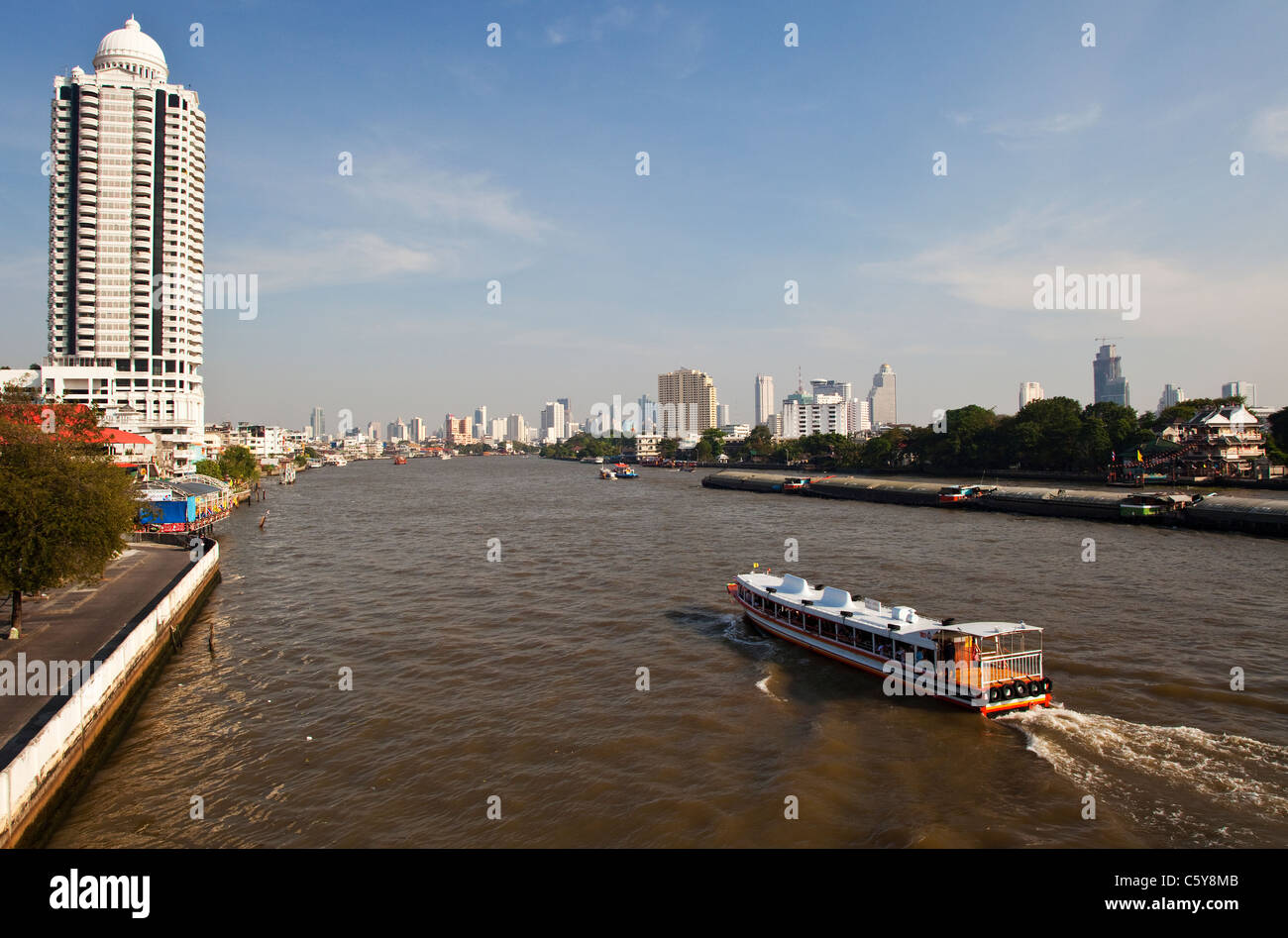 Una barca di traghetto sul Fiume Chao Phraya, Bangkok, Thailandia Foto Stock