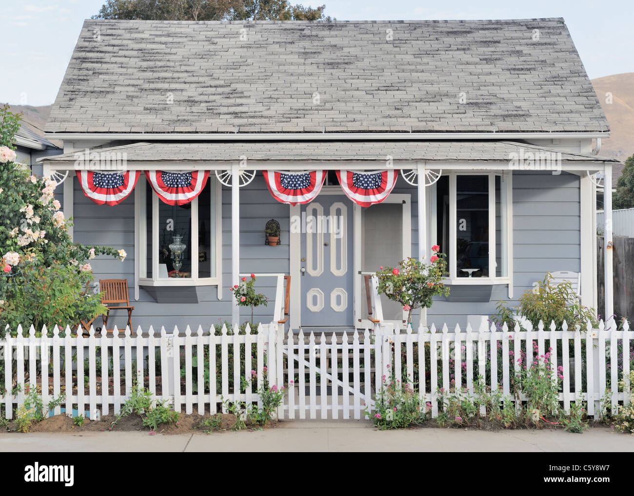 Classic American storico coloniale casa in legno con white Picket Fence e flag Foto Stock