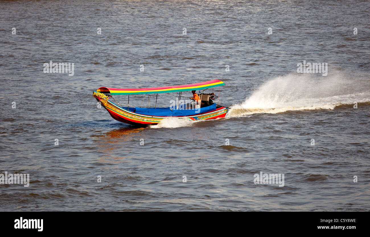 Di una barca dalla coda lunga sul Fiume Chao Phraya, Bangkok, Thailandia Foto Stock