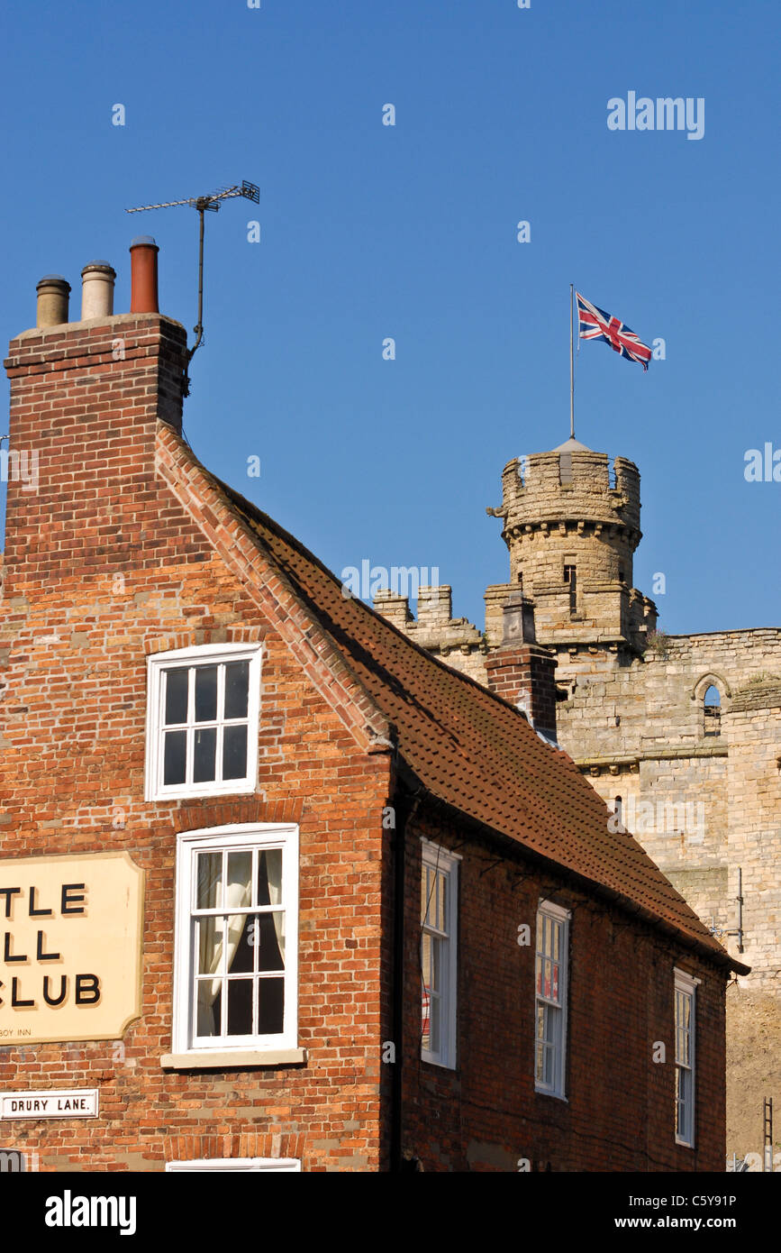 La Union Jack flag vola da Lincoln Castle parete dietro la storica gentlemen's Castle Hill Club Foto Stock