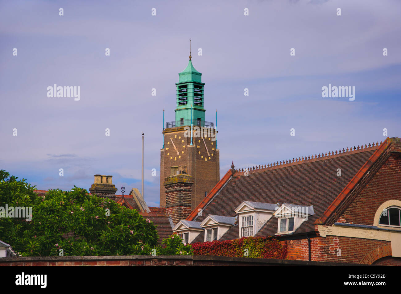Città di clock e tetti municipio Norwich Foto Stock